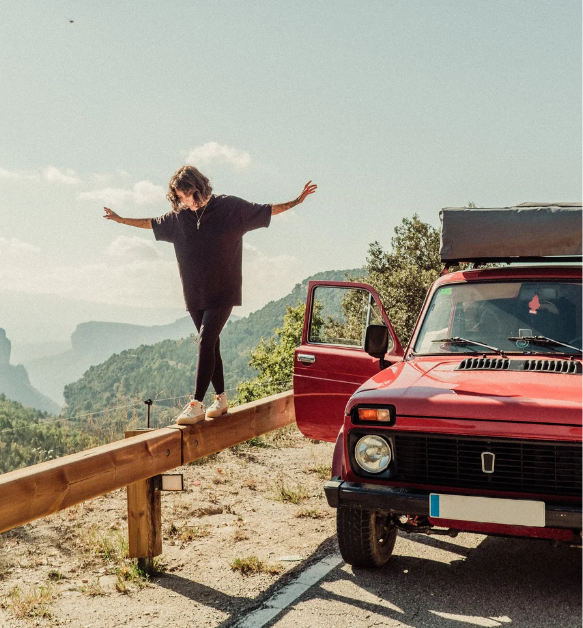 Mujer disfrutando el viaje